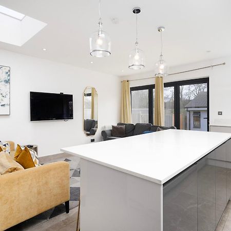 Large 4 Bedroom House With Parking Available London Eksteriør billede