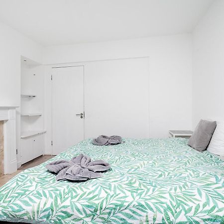 Large 4 Bedroom House With Parking Available London Eksteriør billede
