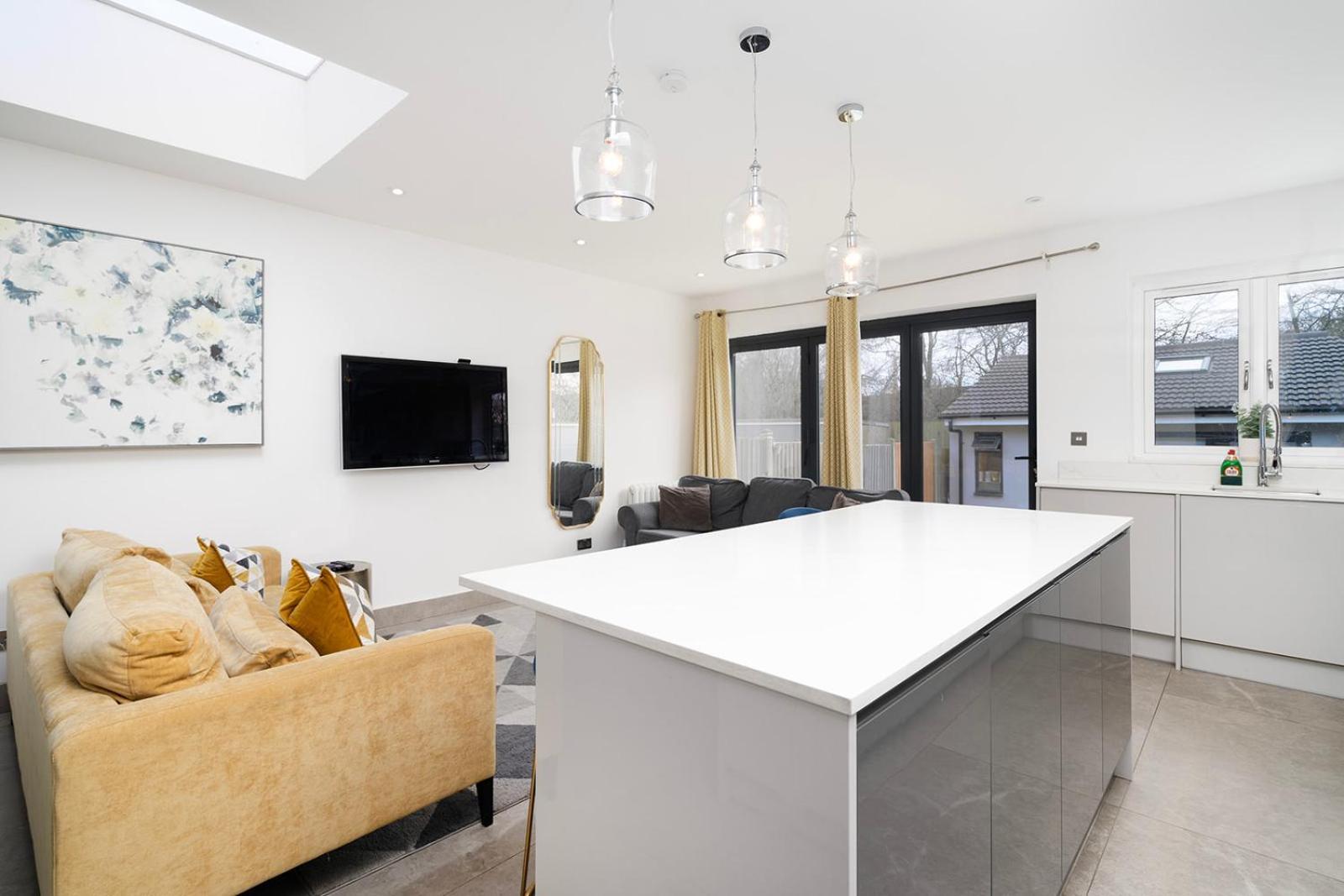 Large 4 Bedroom House With Parking Available London Eksteriør billede