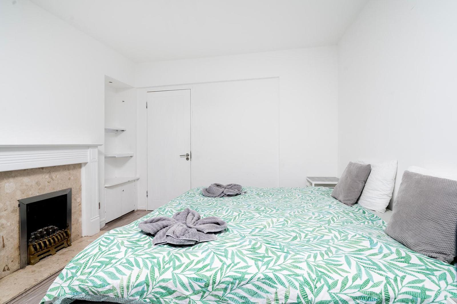 Large 4 Bedroom House With Parking Available London Eksteriør billede