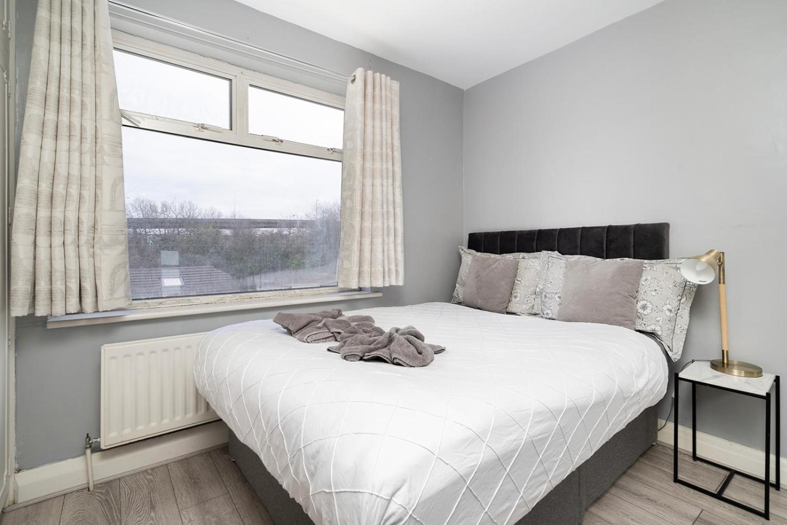 Large 4 Bedroom House With Parking Available London Eksteriør billede