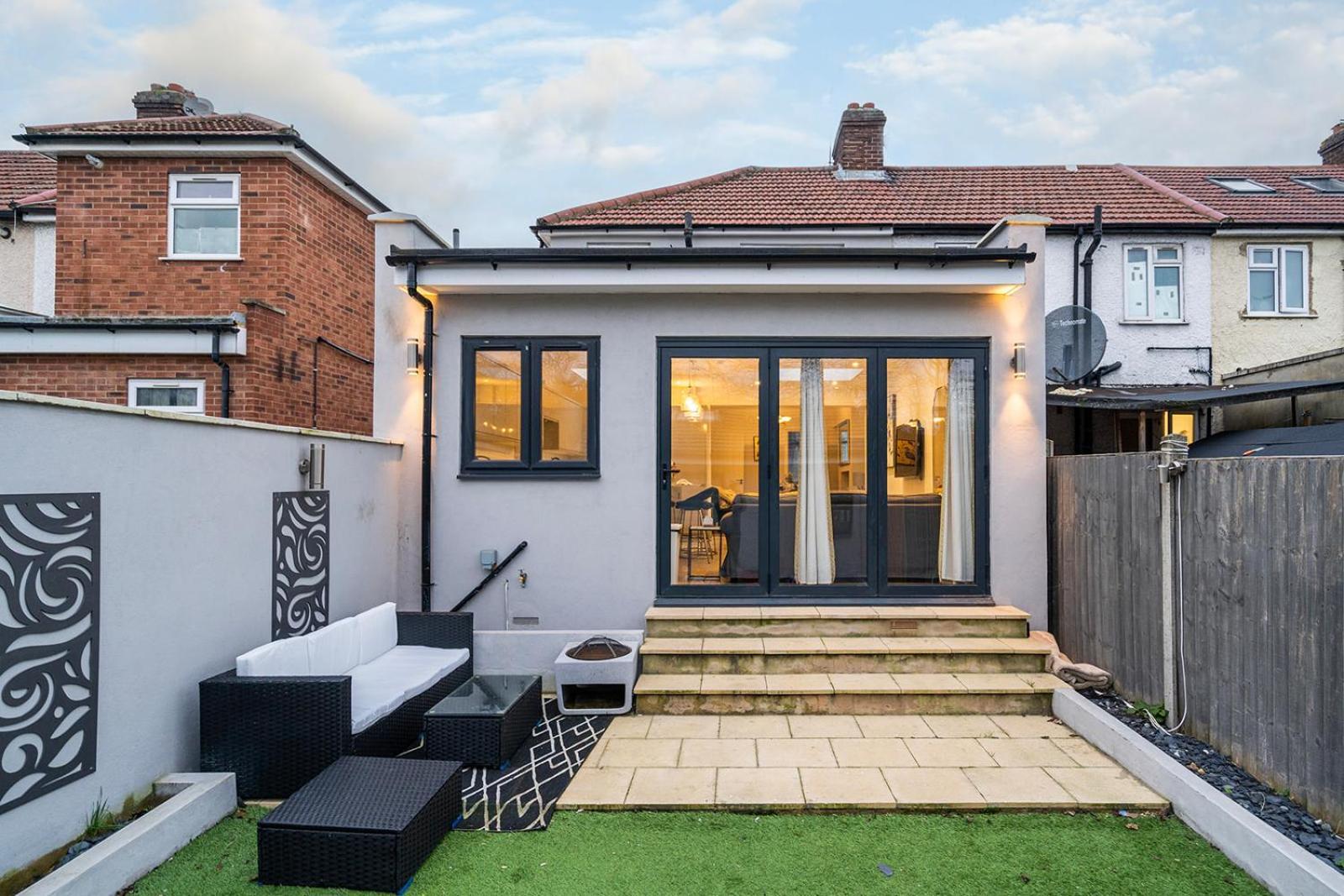 Large 4 Bedroom House With Parking Available London Eksteriør billede