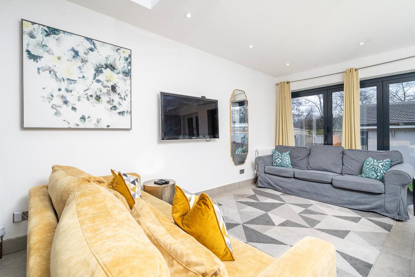 Large 4 Bedroom House With Parking Available London Eksteriør billede