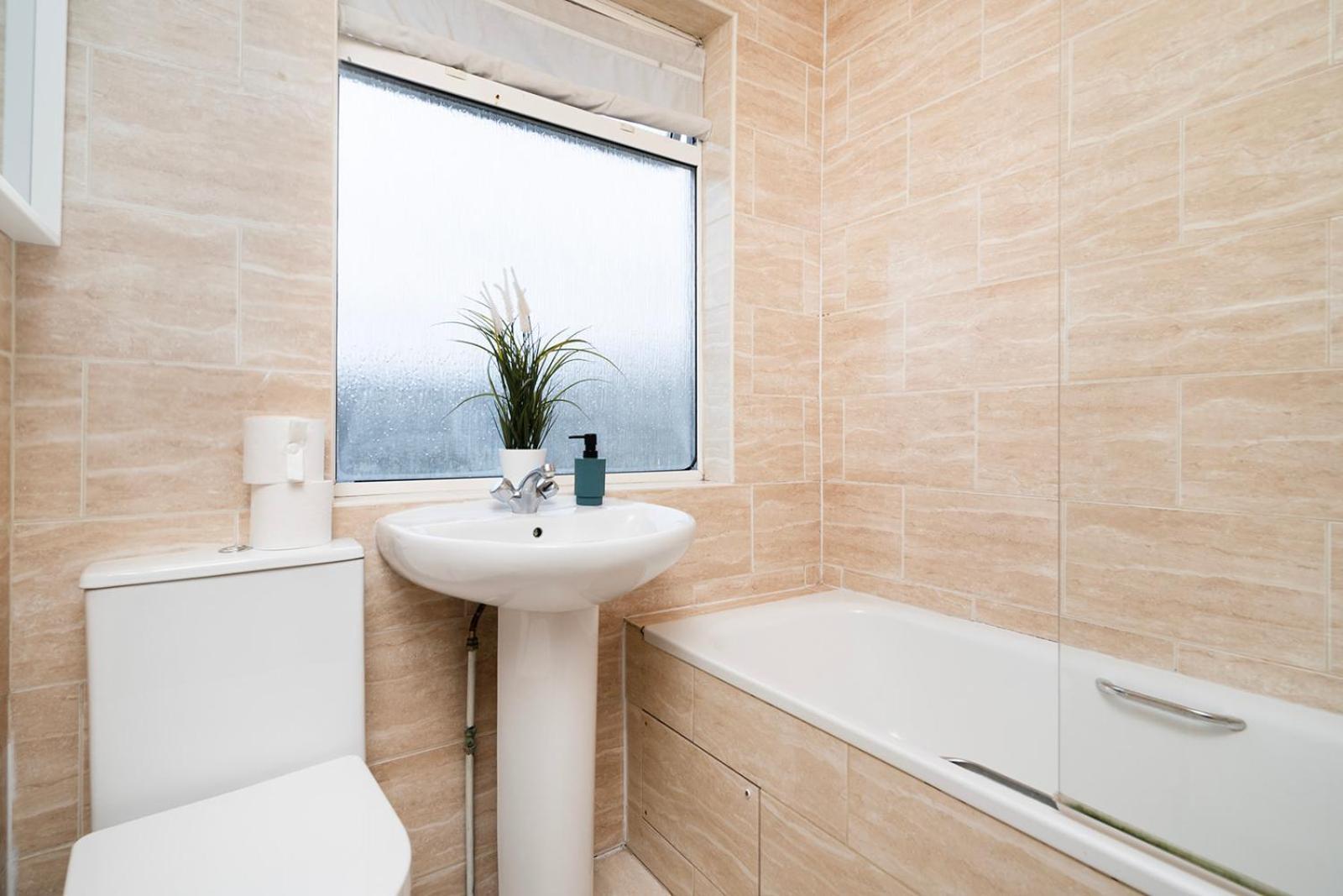 Large 4 Bedroom House With Parking Available London Eksteriør billede