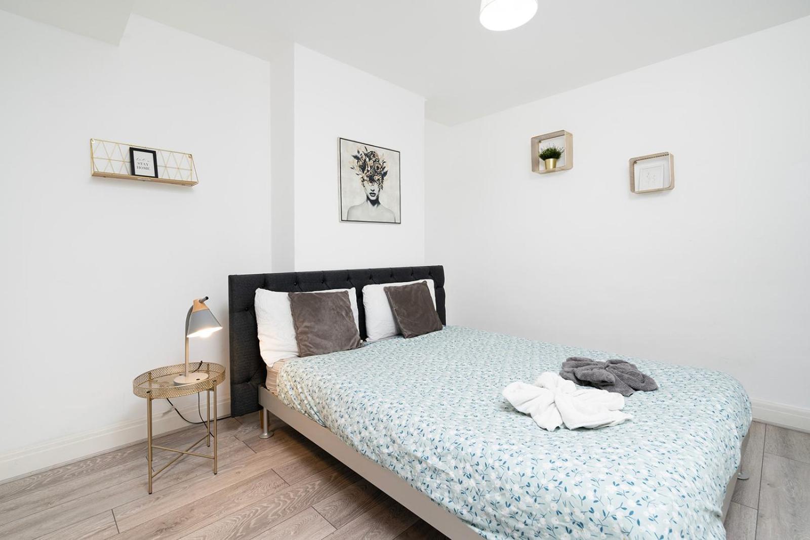 Large 4 Bedroom House With Parking Available London Eksteriør billede