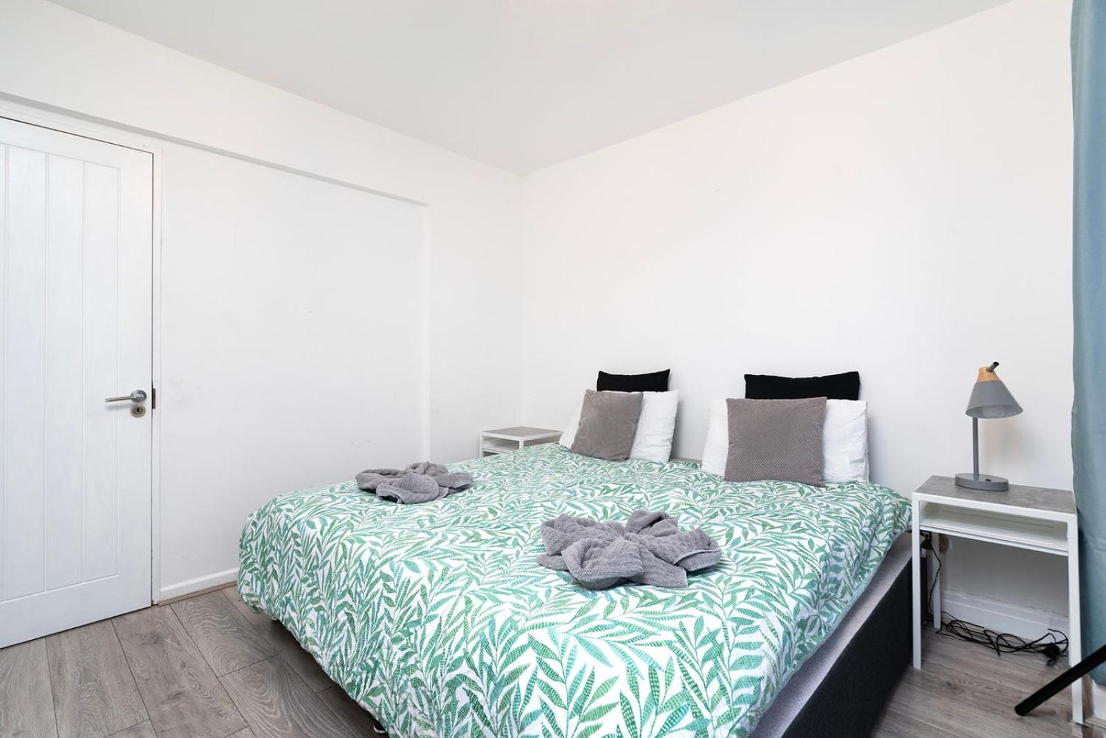 Large 4 Bedroom House With Parking Available London Eksteriør billede