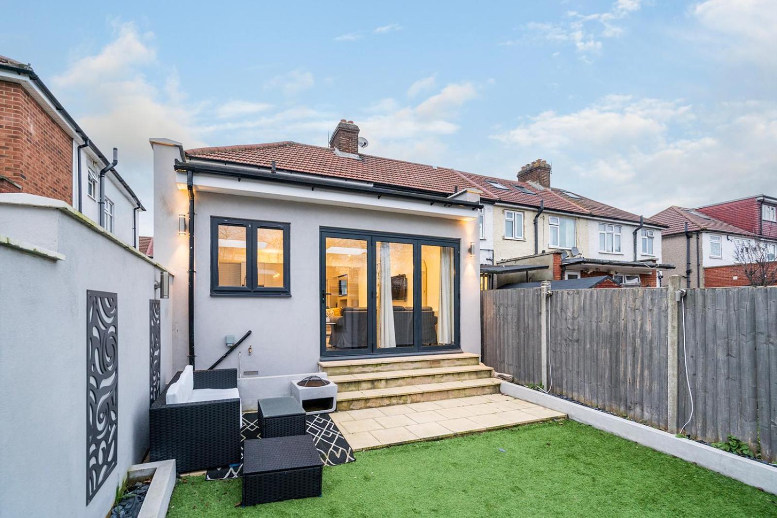 Large 4 Bedroom House With Parking Available London Eksteriør billede
