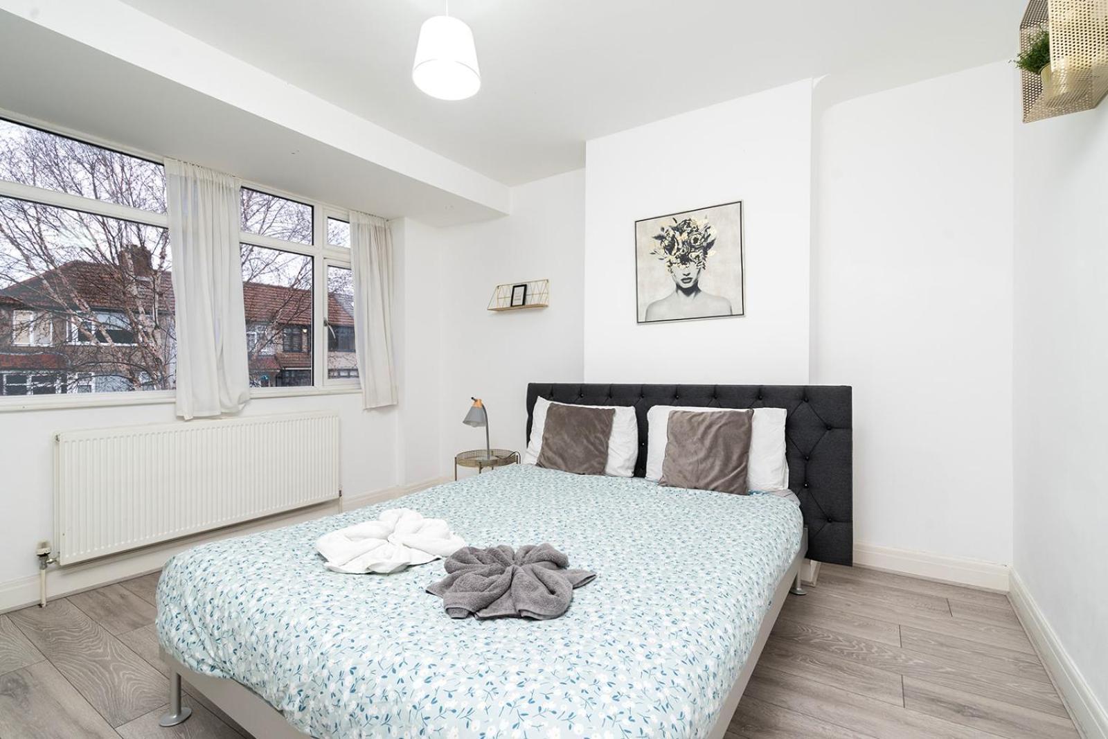 Large 4 Bedroom House With Parking Available London Eksteriør billede
