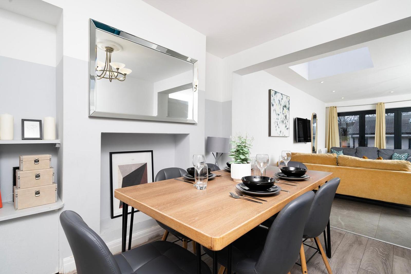 Large 4 Bedroom House With Parking Available London Eksteriør billede