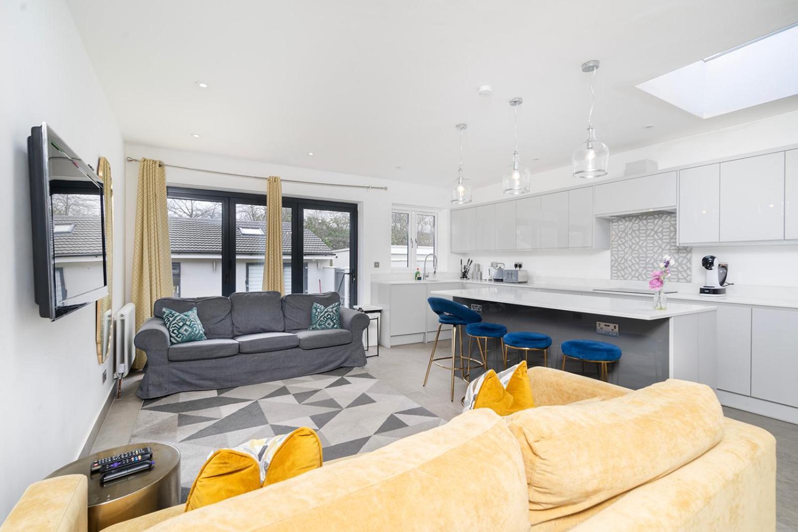 Large 4 Bedroom House With Parking Available London Eksteriør billede