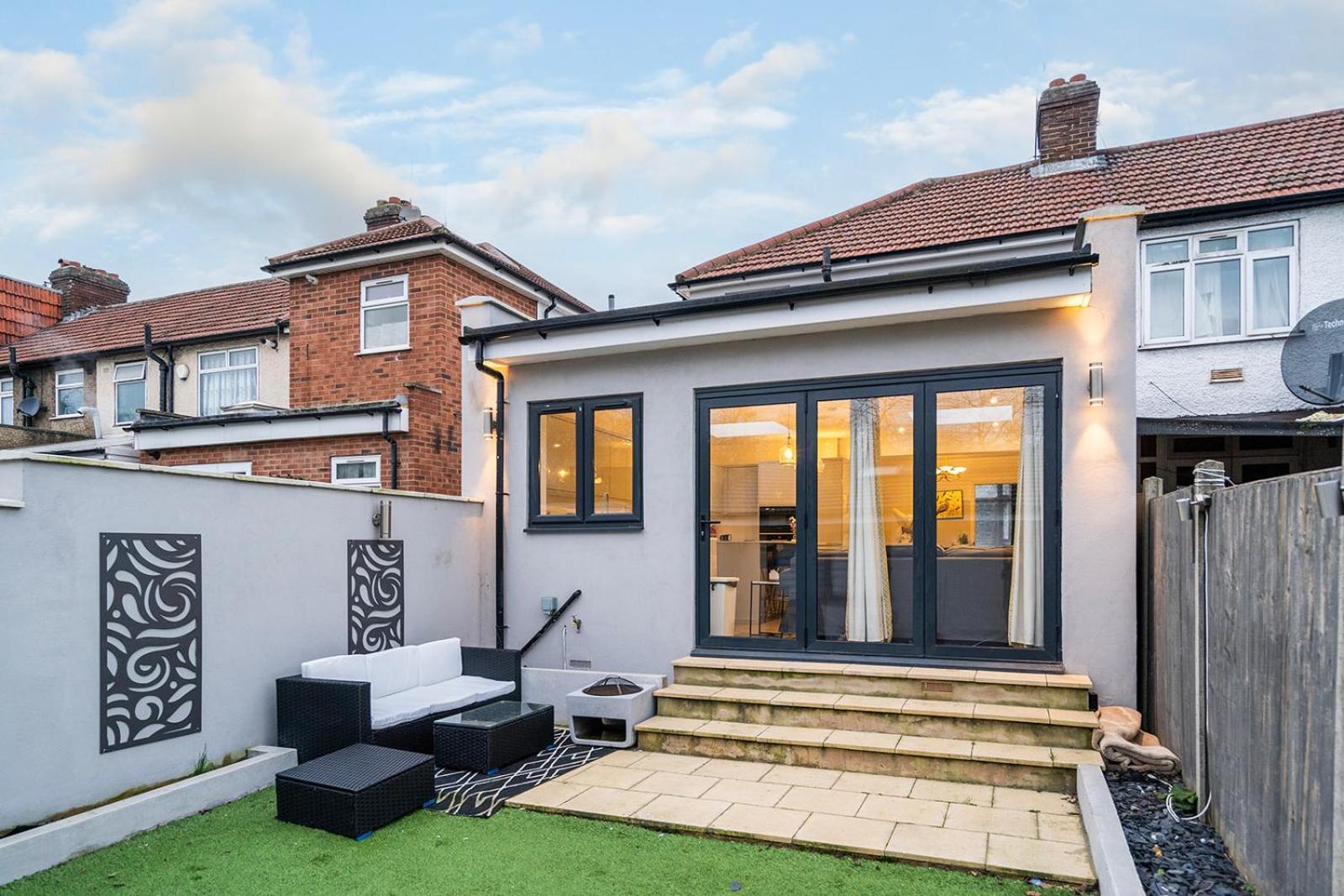 Large 4 Bedroom House With Parking Available London Eksteriør billede