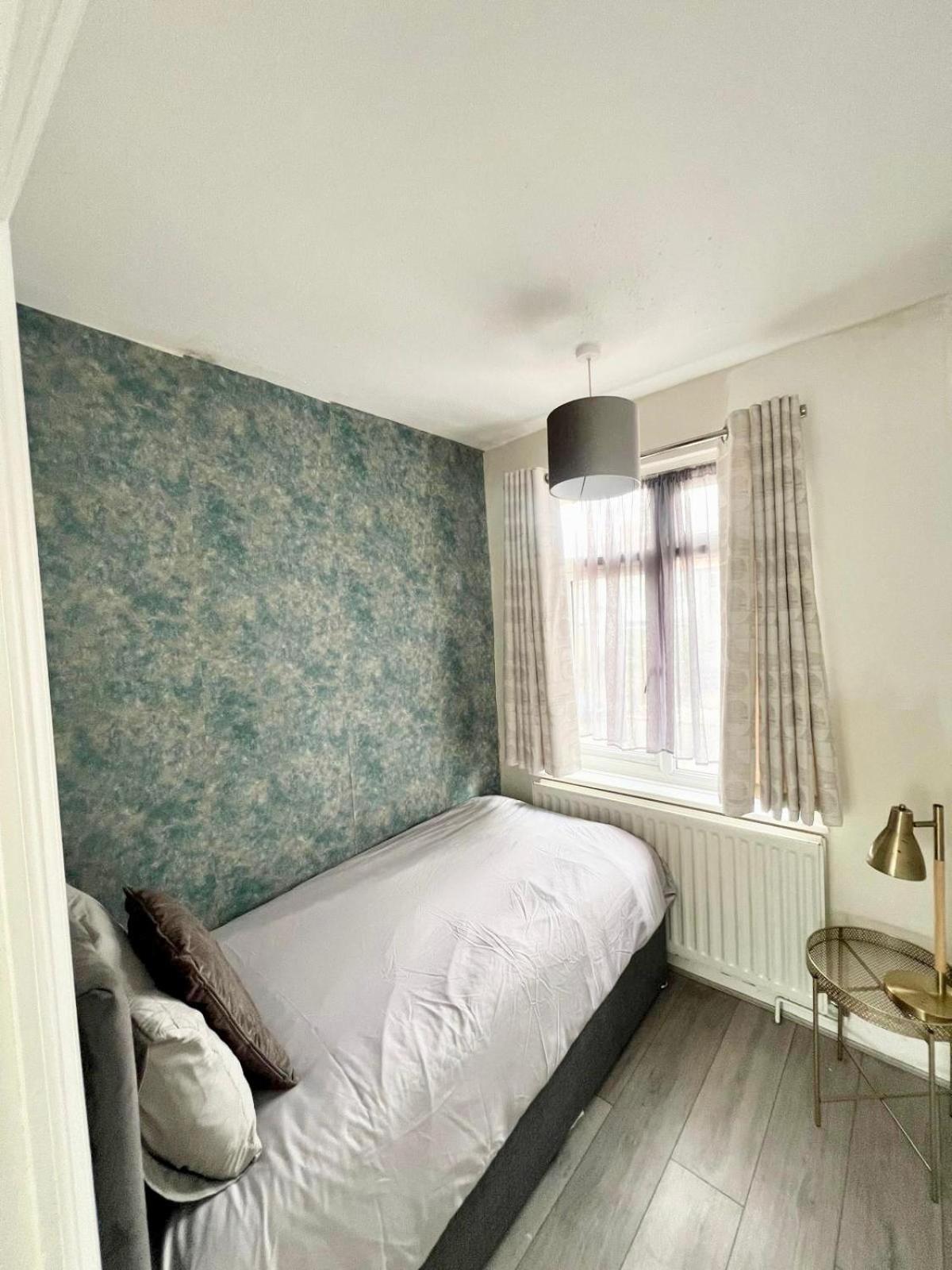 Large 4 Bedroom House With Parking Available London Eksteriør billede