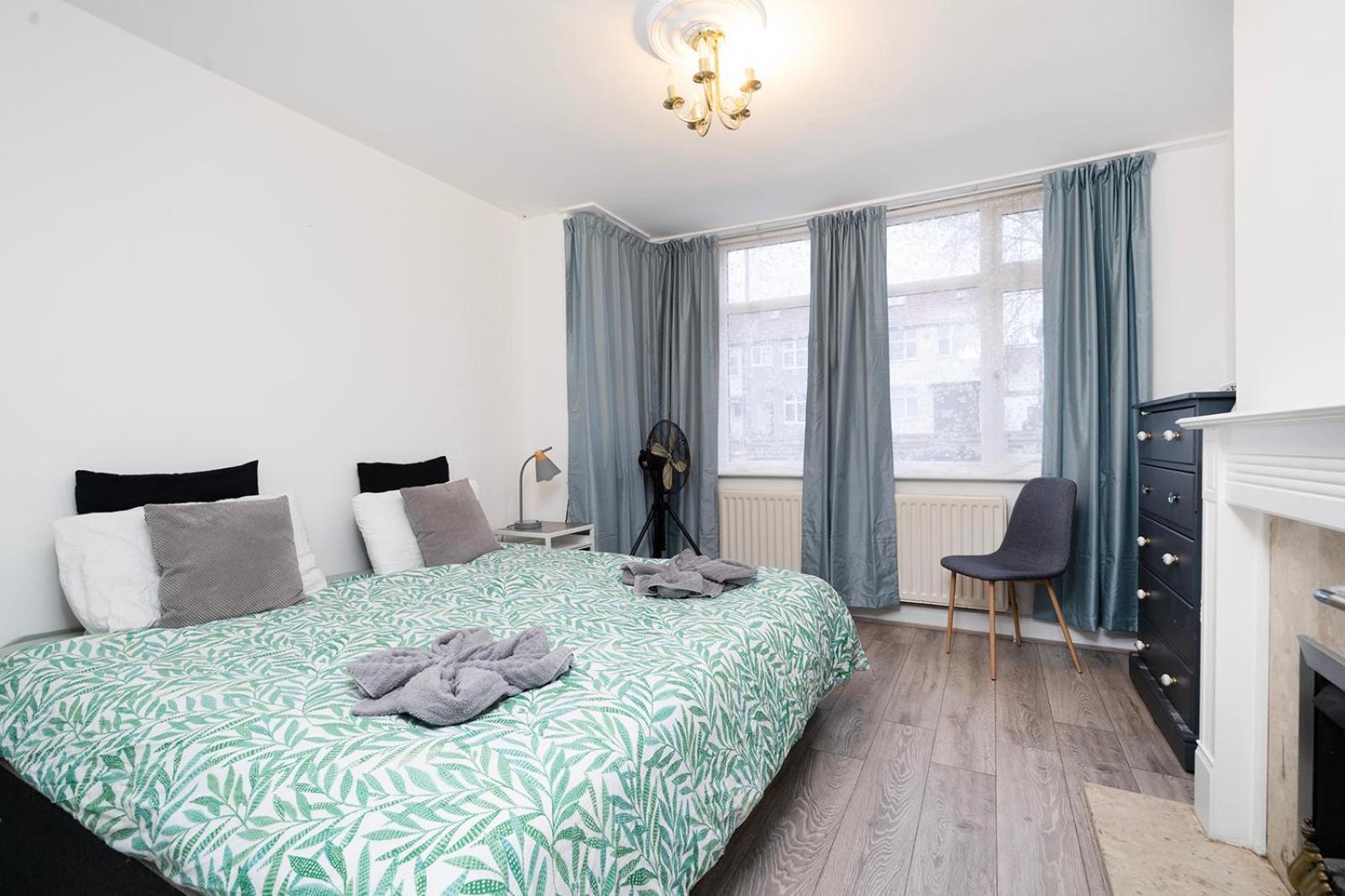 Large 4 Bedroom House With Parking Available London Eksteriør billede